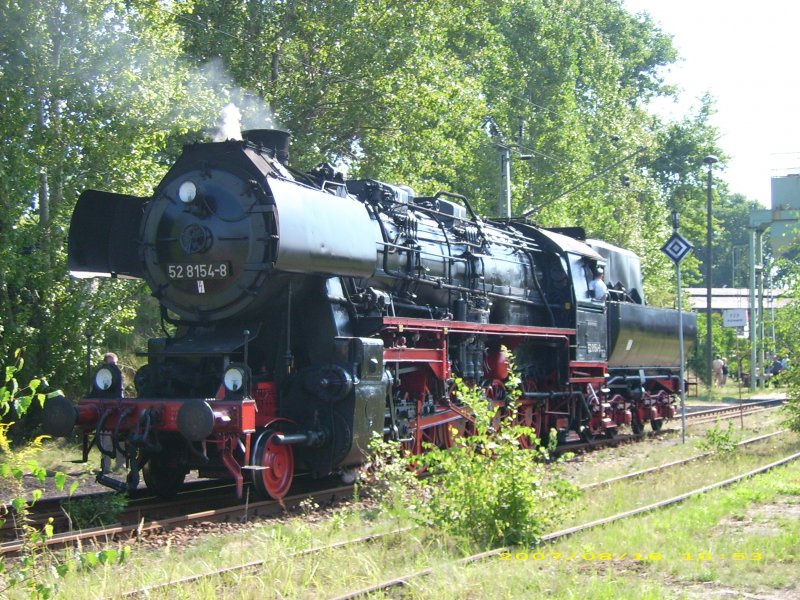 52 8154 lud whrend des Bahnbetriebswerkfest zu Fhrerstandmitfahrten ein. Hier kommt sie gerade Tender voraus zurck. Aufgenommen am 18.08.07 im Bahnbetriebswerk Wittenberg