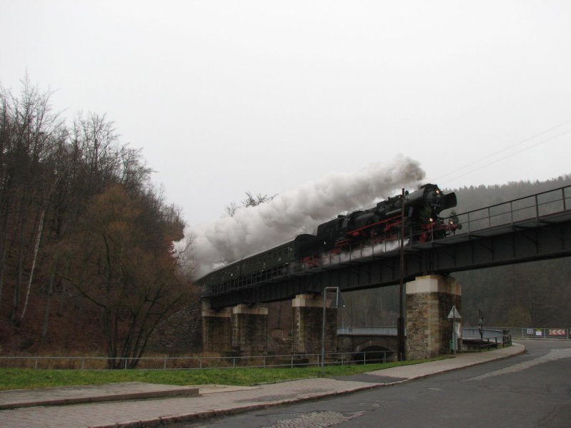 52 8154 mit Sonderzug - DPE 87401 - aus Leipzig, zur Bergparade nach Annaberg in Scharfenstein (23.12.2006)