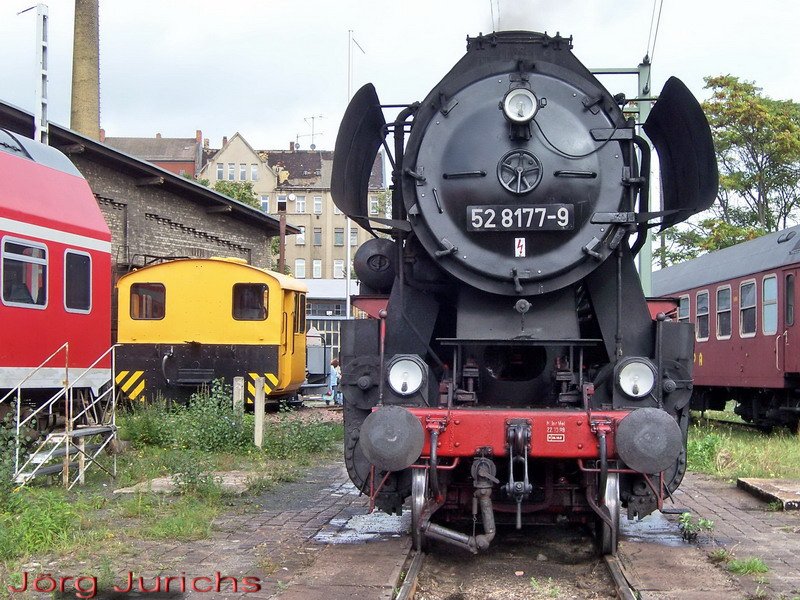 52 8177-9 auf Zwischenhalt im Bw Halle P, am 07.10.2006, auf Fahrt von Berlin nach Meiningen mit Lok 52 8017-7 als  Ersatzteilspender . In Meiningen soll der Radsatz gewechselt werden.