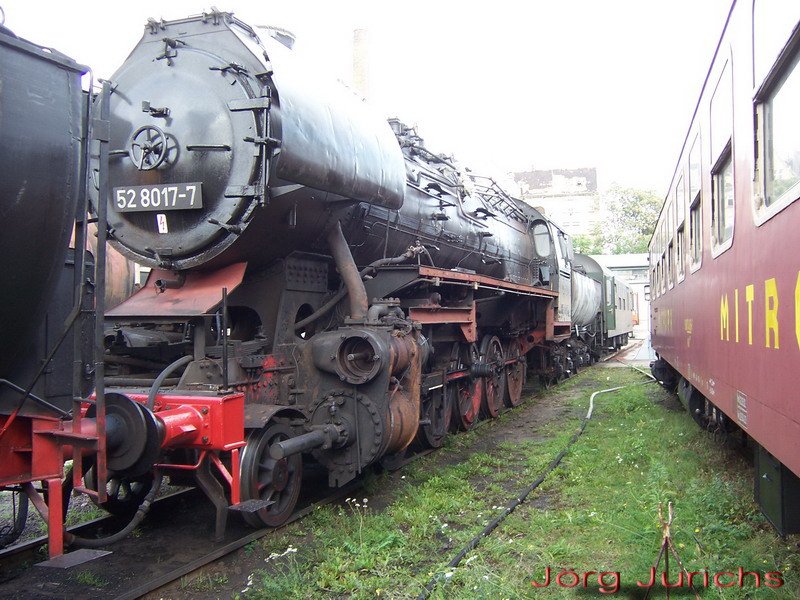 52 8177-9 auf Zwischenhalt im Bw Halle P, am 07.10.2006, auf Fahrt von Berlin nach Meiningen mit Lok 52 8017-7 als  Ersatzteilspender . In Meiningen soll der Radsatz gewechselt werden.