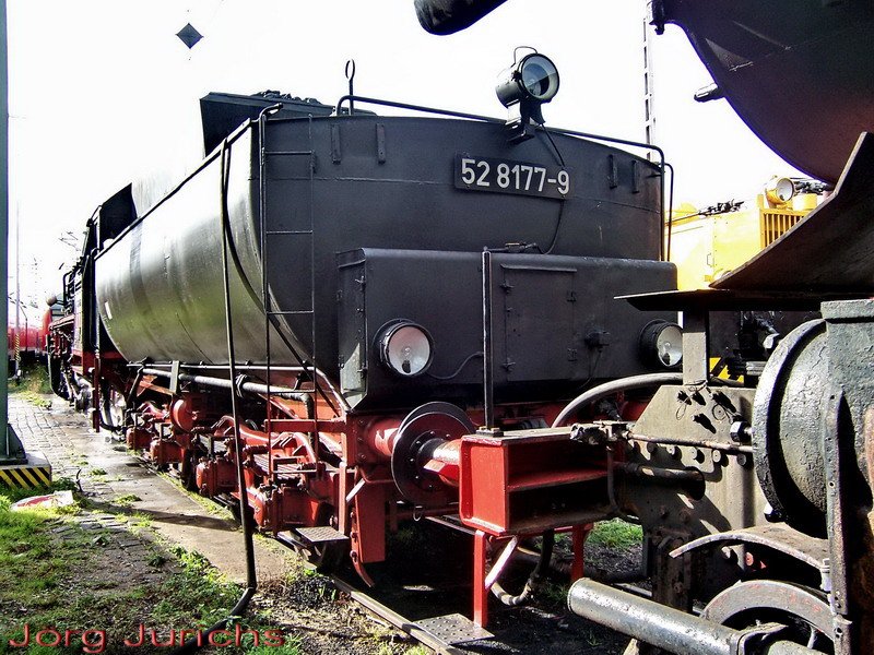 52 8177-9 auf Zwischenhalt im Bw Halle P, am 07.10.2006, auf Fahrt von Berlin nach Meiningen mit Lok 52 8017-7 als  Ersatzteilspender . In Meiningen soll der Radsatz gewechselt werden.