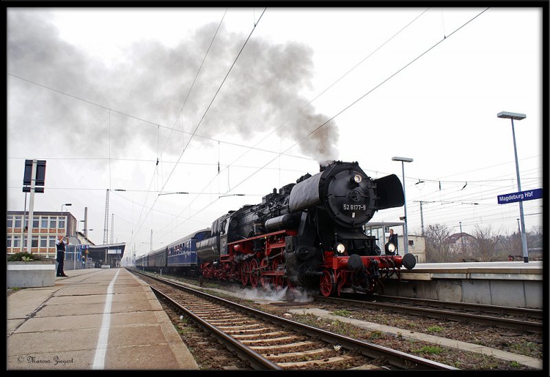 52 8177-9   
bei der Ausfahrt aus dem Magdeburger Hbf
Den ganzen Tag schien die Sonne in Magdeburg. Abends zog sich der Himmel dann zu. Leider hab ich wieder gegen die Sonne fotografiert.
04.04.2009
