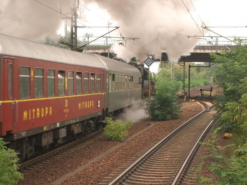 52 8177-9 der Dampflokfreunde Berlin verlt den Potsdamer Hbf mit dem Sonderzug nach Aschersleben. 2008-09-07.
