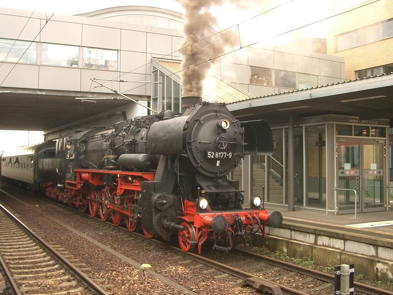 52 8177-9 der Dampflokfreunde Berlin wartet in Potsdam Hbf auf die Weiterfahrt nach Aschersleben. 2008-09-07.