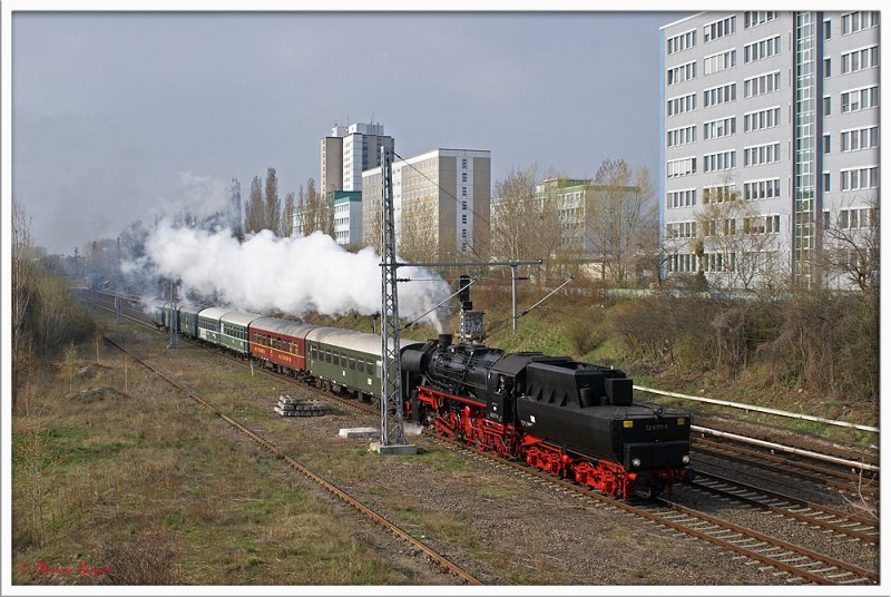 52 8177-9 
kurz vor dem S-Bahnhof Landsberger Allee.
Da der Dampfzug kurz hinter dem Bahnhof Greifswalder Strae halten mute, schafften wir es mit der S-Bahn eine Station vor zufahren und ihn somit nochmal abzulichten.
05.04.2009
