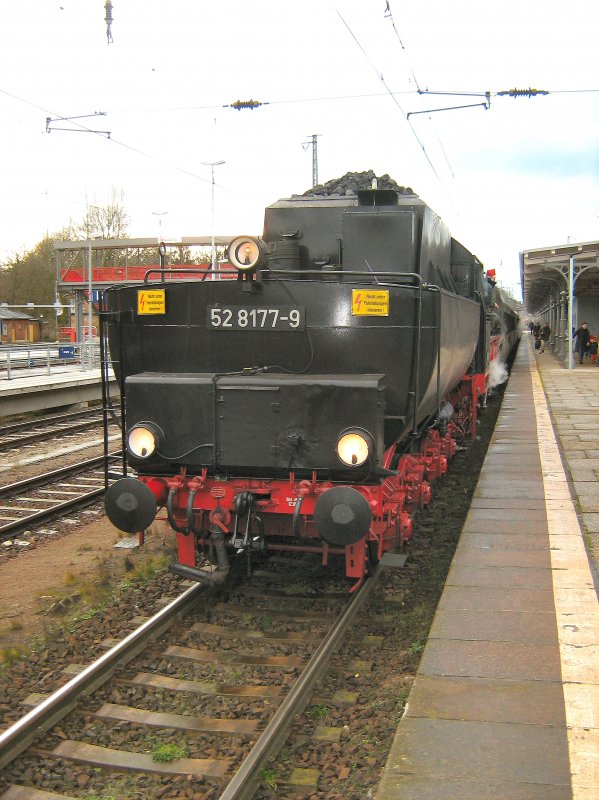 52 8177-9 vor Sonderzug in Berlin-Wannsee, Dezember 2006