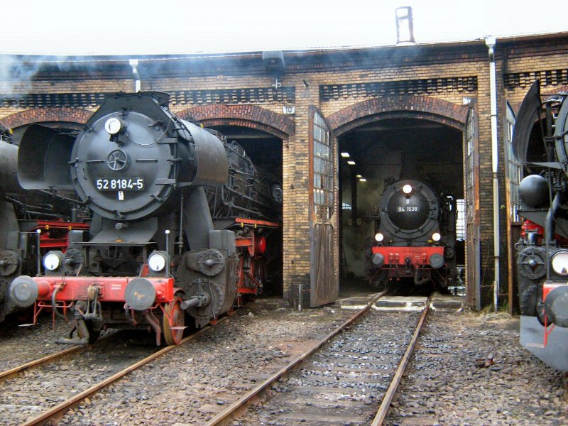52 8184-5 und 94 1538 im Bw Berlin-Schneweide, Herbst 2007