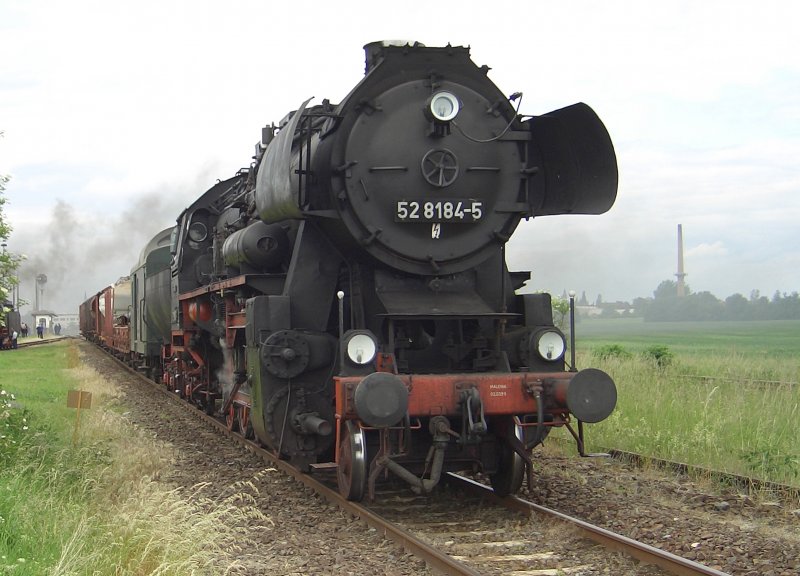 52 8184-5 vor Gterzug, Stafurt 2005