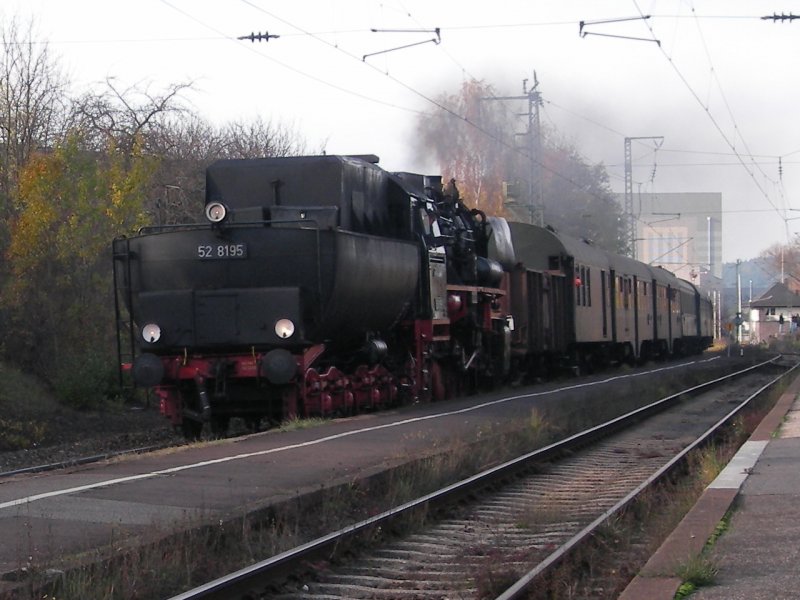 52 8195-1 bei der Einfahrt in Ebersdorf bei Coburg. 02.11.2008