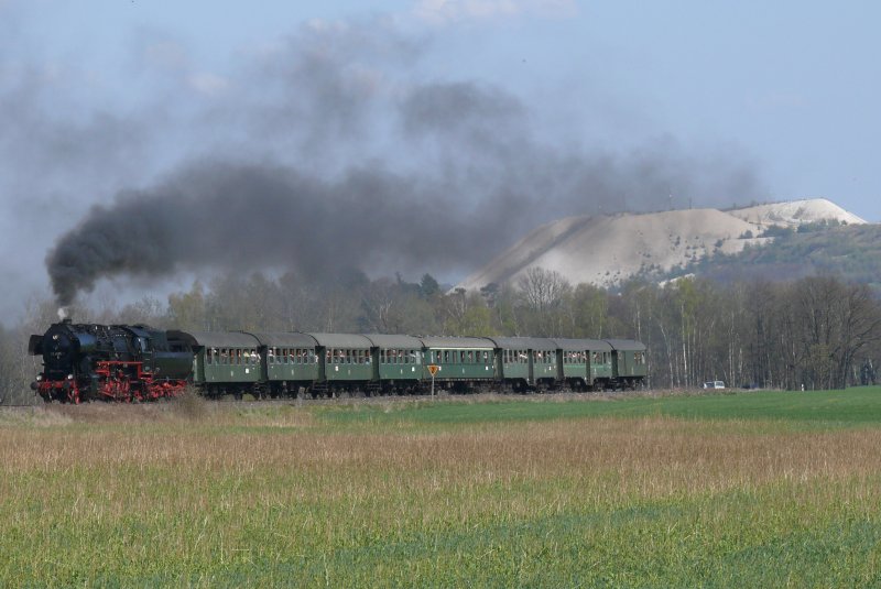 52 8195-1 mit ihrem SOnderzug am Monte-Blick in Hirschau, 11.04.2009