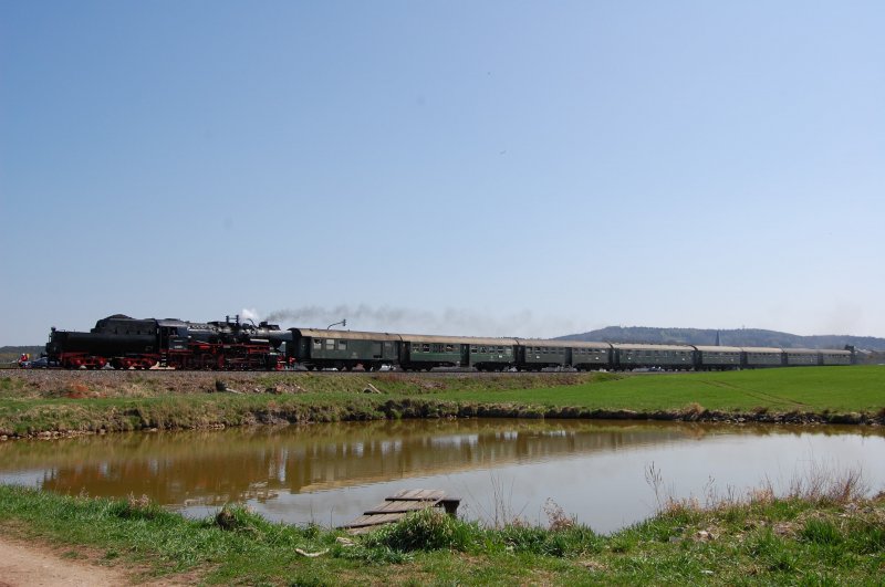 52 8195 am 11.04.2009 bei Schweighof (Strecke Amberg-Schnaittenbach)