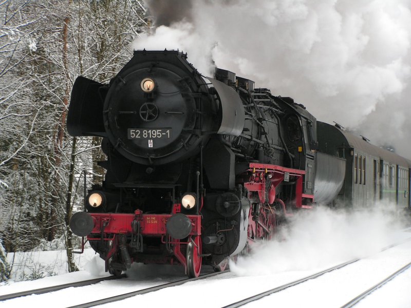 52 8195 dampft mit ihrem Sonderzug der Frnkischen Museumseisenbahn zum Ostereier suchen nach Neuhaus/Pegnitz durch das frischverschneite Pegnitztal bei Velden. Ostersonntag 2008