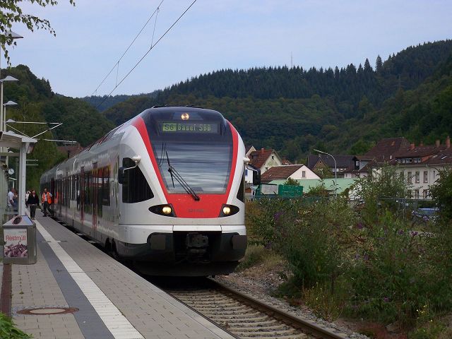 521 028 der SBB steht als S6, der Basler S-Bahn, zur Fahrt nach Basel SBB am Endpunkt Zell (Wiesental) abfahrbereit. Aufgenommen am 7.9.2009