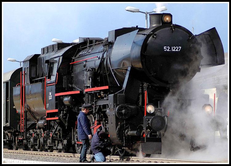 52.1227 am 13.2.2005 mit einem Sonderzug im Bahnhof Bergla-St.Martin auf dem GKB-Netz
