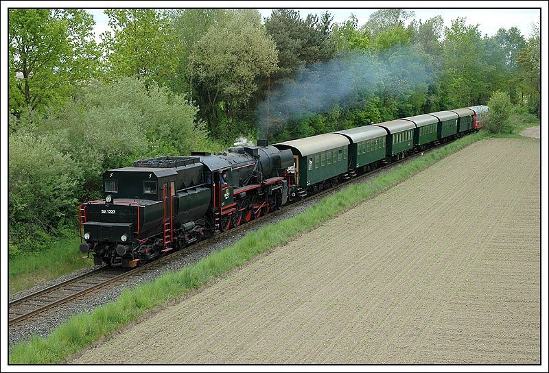 52.1227 der Fa. Brenner&Brenner als SPz 8442 bei der ersten Retourfahrt am 1.5.2007 von Lieboch nach Graz kurz vor dem Bahnhof Premsttten-Tobelbad.