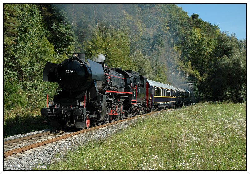 52.1227 mit ihrem Spz 8457 von Graz nach K�flach am 22.9.2007 zwischen Rosental und dem Zielbahnhof K�flach aufgenommen.