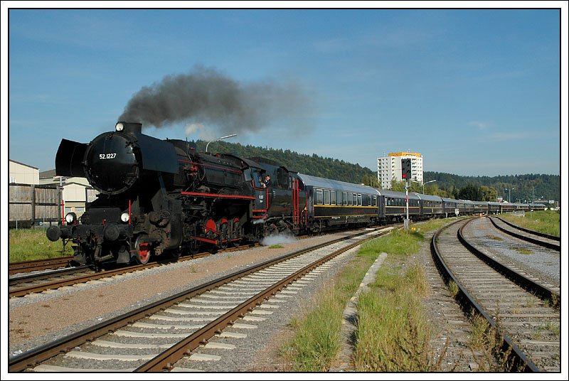52.1227 mit ihrem Spz 8457 von Graz nach Kflach am 22.9.2007 bei der Einfahrt in den Zielbahnhof.