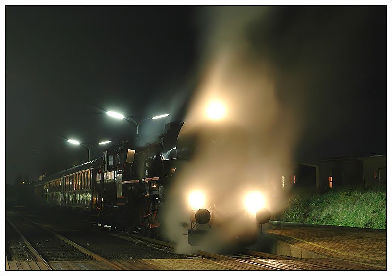 52.1227 mit ihrem Spz 8465 von Graz nach Kflach am 18.10.2007 beim Halt in Stragang. Hier mussten zwei Zugskreuzungen abgewartet werden, bevor es nach Kflach weiter ging.