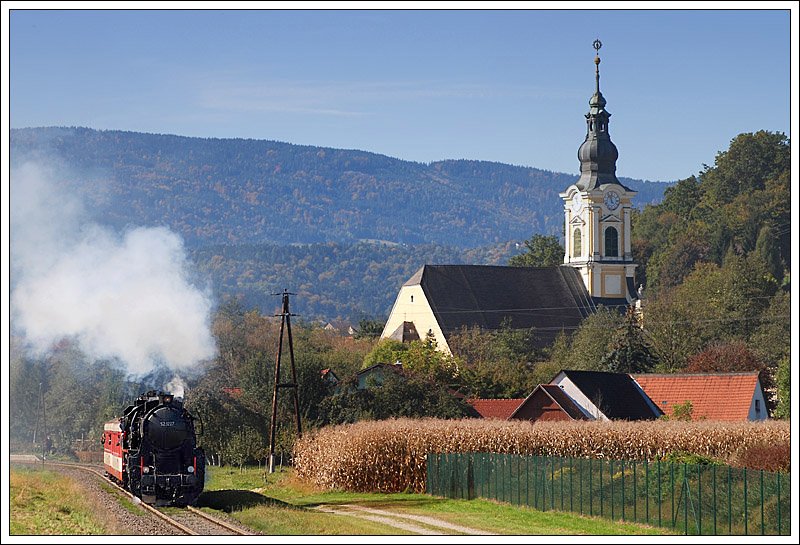 52.1227 mit ihrem SPz 8522 von Wies-Eibiswald nach Graz, welcher anlsslich der Feierlichkeiten  135 Jahre Wieserbahn , 95 Jahre Stellwerk Deutschlandsberg, 55 Jahre Roter Blitz, 30 Jahre StEF-Modellbahngruppe sowie 15 Jahre DoSto in Verkehr gesetzt wurde, am 5.10.2008 bei der Ausfahrt aus der Haltestelle Wies Markt.