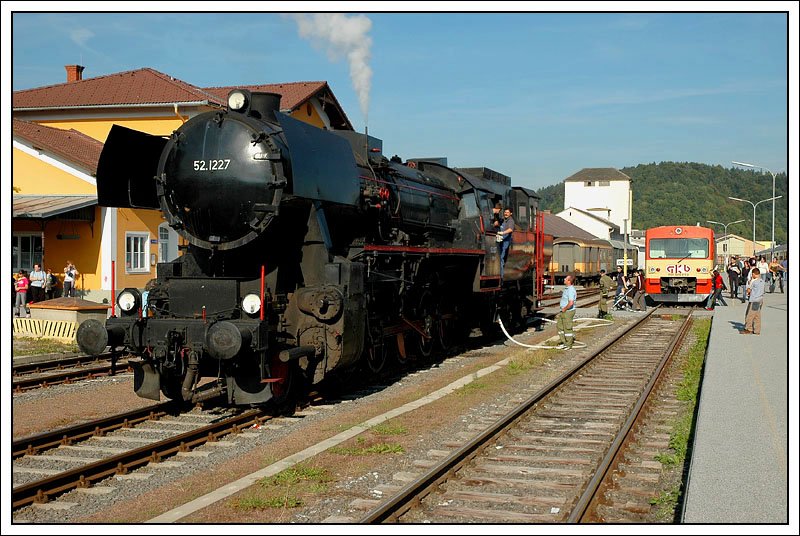52.1227 nach der Ankunft am 22.9.2007 in K�flach mit ihrem Spz 8457 von Graz beim Wasserfassen. Rechts am Foto ist gerade R 8417 von Graz eingetroffen.