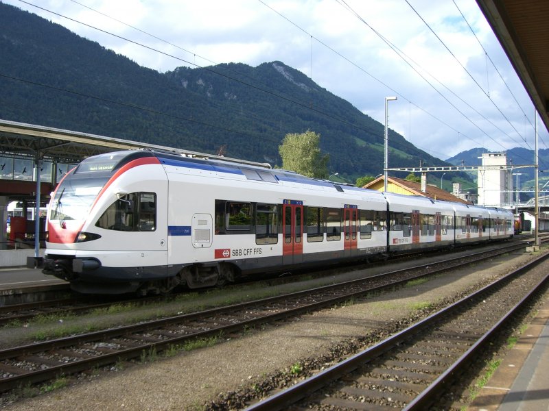523 006 -ein Flirt-Triebzug- im Bahnbhof von Brunnen! (17.08.2007)