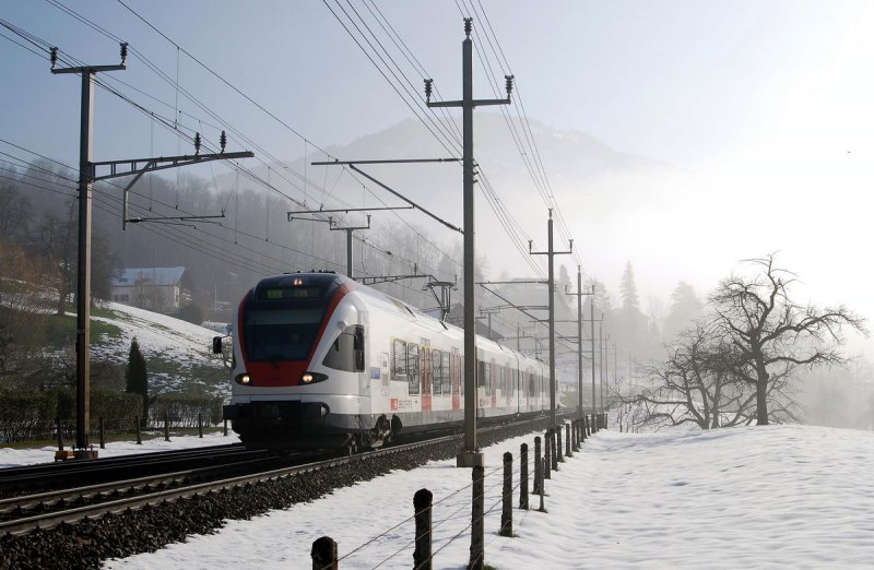 523 006 - mit einer S-Bahn nach Zug - bei Steinen (26.03.200
