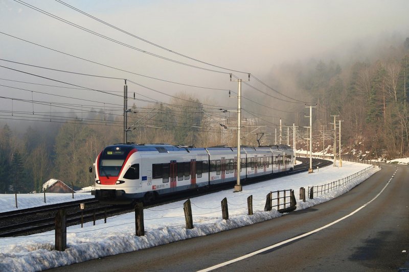 523 006 - mit einer S-Bahn nach Erstfeld - bei Goldau (26.03.2007)