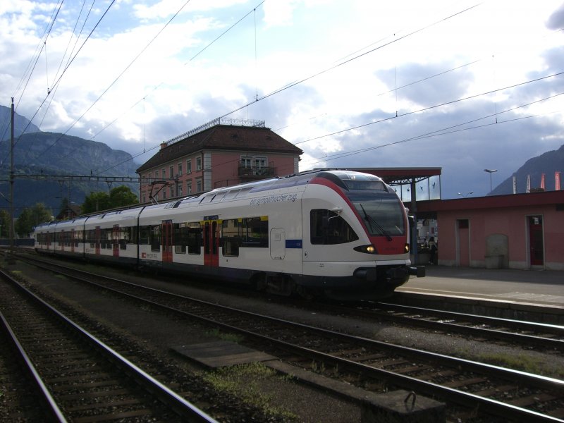 523 006 steht am 17.08.2007 im Bahnhof von Brunnen.