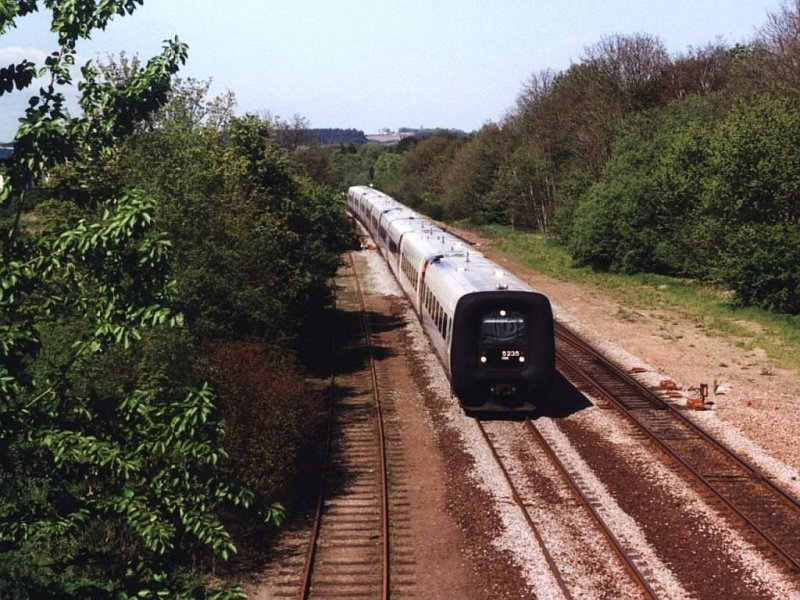 5235/5035 und 5231/5031 mit IC-zug Aalborg-rhus bei Lang am 15-5-1999. Bild und scan: Date Jan de Vries.