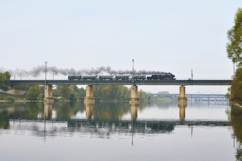 52.4984 am 26.10.2008 mit der letzten Ausfahrt '08 des EZ Leiserberge - hier auf der Wiener Ostbahnbr�cke.