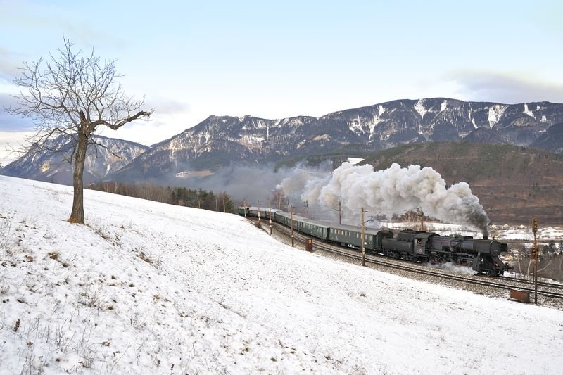 52.4984 am 4.1.2009 mit SDZ R16097 von Wien nach Mrzzuschlag. Hier am Semmering/Apfelwiese.