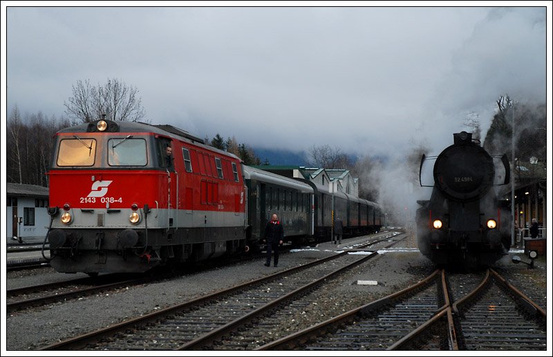 52.4984 beim Umsetzen in Puchberg am Schneeberg, aufgenommen am 13.12.2008. 2143 038 fungierte an diesem Tag als Heizlok.