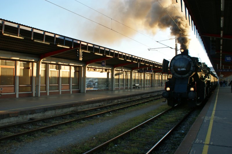 52.4984 bespannte am 4.10.2009 den R 16596 nach Zistersdorf zum 120-jhrigen Jubilum des Bestehen der Bahnstrecke zwischen Drsing-Zistersdorf, hier in Wien Sd.