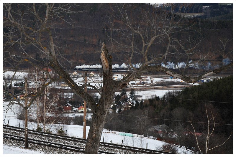 52.4984  Eberhard  mit ihrem Sdz R 16097 von Wien nach Mrzzuschlag, am 4.1.2009 von der Apfelwiese aus fotografiert. Der Zug befindet sich hier zwischen Schlglmhl und Payerbach. Ich glaube, nun wei man, warum man zu dieser Wiese  Apfelwiese  sagt.