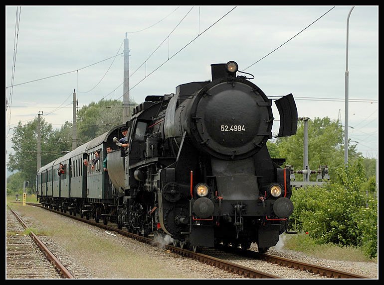 52.4984  Eberhard  mit ihrem SZ 16294 bei der Einfahrt in Gtzendorf am 21.5.2006