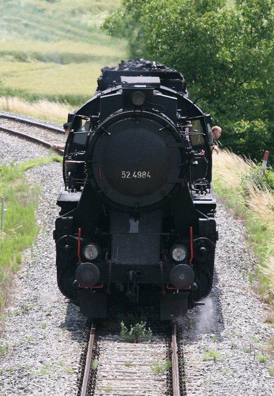 52.4984 im Juni 2008 von Ernstbrunn richtung Korneuburg unterwegs,
Lokfhrer und Heizer genieen die Landschaft