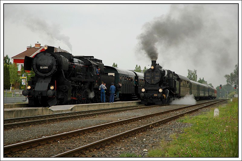 52.4984 mit dem E 16330 aus Knittelfeld und 109.13 mit dem R 16277 aus Wien beim Halt in Premsttten-Tobelbad kurz vor Erreichen ihres Zielbahnhofes Lieboch, am 17.5.2007. Bis Graz war 109.13 mit dem R 16277 in Doppeltraktion mit 629.01 unterwegs.