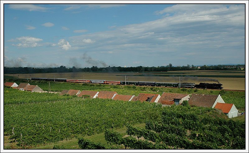 52.4984 mit ihrem Sonderzug R 16326 von Wien nach Spitz a.d. Donau am 23.6.2007 in Hadersdorf am Kamp.
