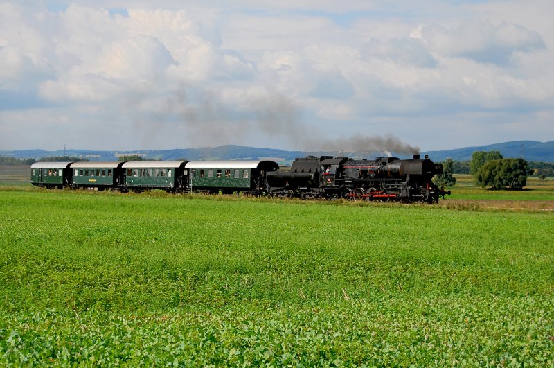 52.4984 mit R 16298 (Nostalgiesonderverkehr)ist von Wien Sdbahnhof (Ost) nach Ernstbrunn unterwegs und befindet sich bereits auf der Landesbahn zwischen Stetten und Harmannsdorf-Rckersdorf. Das Foto entstand am 30.08.2008.