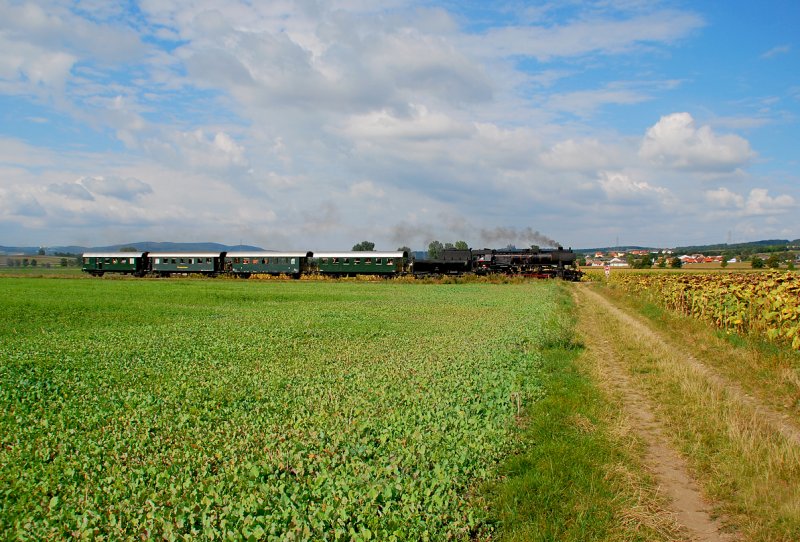 52.4984 mit R 16298 (Nostalgiesonderverkehr)ist von Wien Sdbahnhof (Ost) nach Ernstbrunn unterwegs und befindet sich bereits auf der Landesbahn zwischen Stetten und Harmannsdorf-Rckersdorf. Im Hintergrund zwischen der Rauchwolke und der Lok ist ganz zart Burg Kreuzenstein zu erkennen. Das Foto entstand am 30.08.2008.