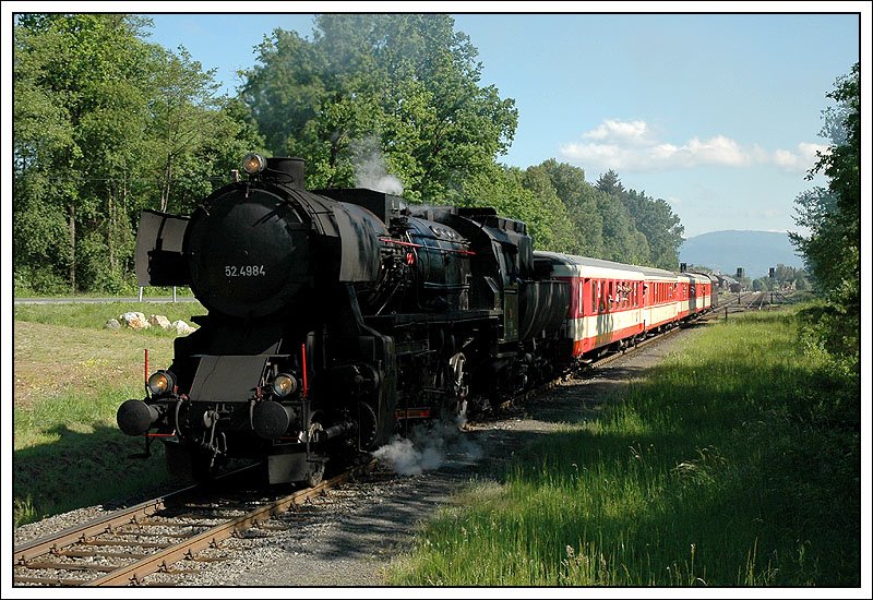 52.4984 der BB Nostalgie am 18.5.2007 mit dem GKB-Plandampfzug R 8555 von Graz nach Wies-Eibiswald bei der Ausfahrt aus Premsttten-Tobelbad. Da mit der Lok zur Zeit nur 60 km/h gefahren wird, hatte der Zug bereits in Premsttten eine beachtliche Versptung. Aus informierten Kreisen ist aber bereits zu hren, dass sie im nchsten Jahr nach Meiningen kommen soll.
