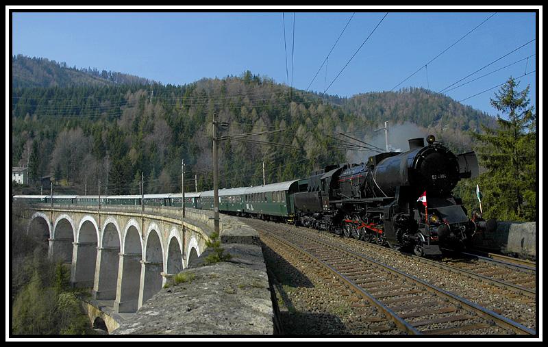 52.4984 berquert am 22.4.2006 mit ihrem Sonderzug 16122 die Kalte Rinne.