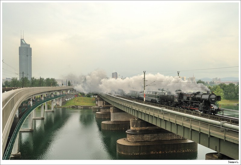 52.4984 war am 20.6.2009 unterwegs zur Sonnenwende in die Wachau. SDZ 16344 von Wien Sd nach Spitz/Donau, fotografiert auf der S-Bahn-Stammstrecke kurz vor der ehem. Station Wien Strandbder (Laternen virtuell demontiert).