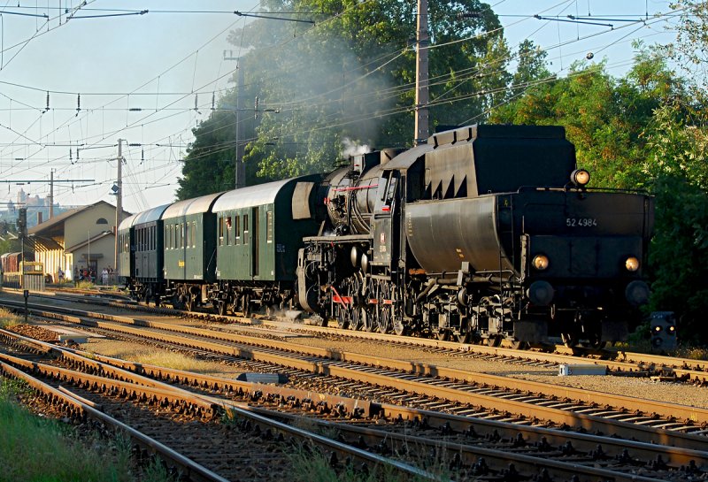 52.4989 mit R 16299 (Nostalgiesonderverkehr)hat soeben den Bhf. Korneuburg verlassen und dampft seinem Ziel, Wien Sdbahnhof (Ost) entgegen. Das Foto entstand am 31.08.2008.