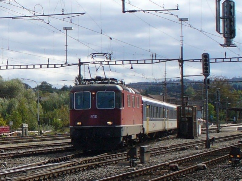 525 510-0 ex SBB Re 4/4 II in Rot mit gemiteten SBB Wagen 2 Kl + 1/2 Kl in Blau/Creme + Steuerwagen in Grn bei der Ausfahrt in Lyss richtung Aarberg als Regionalzug am 07.10.2006