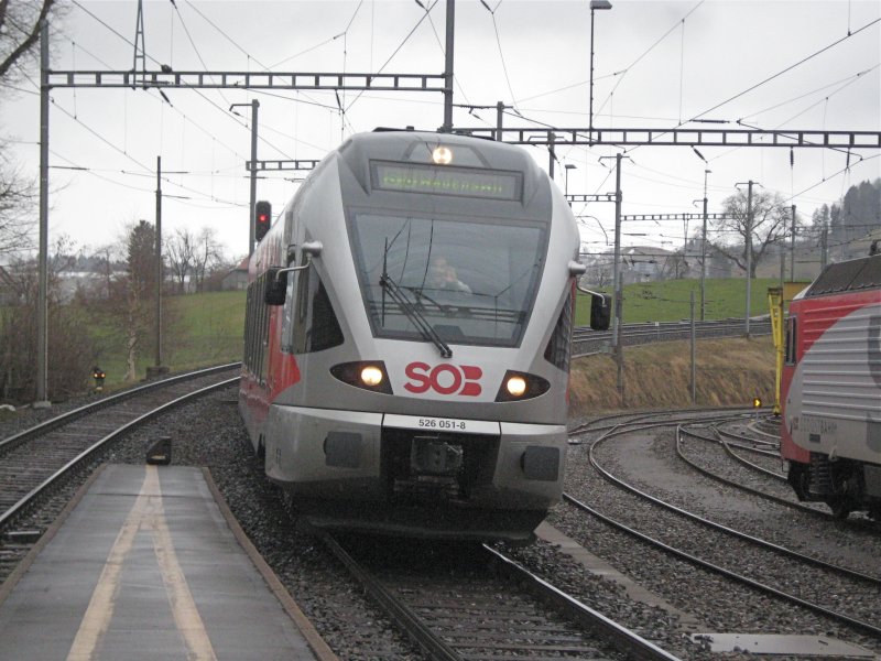 526 051-8 fhrt am 29. Mrz 2009 als S13 nach Wdenswil in Samstagern ein. Gru zurck!