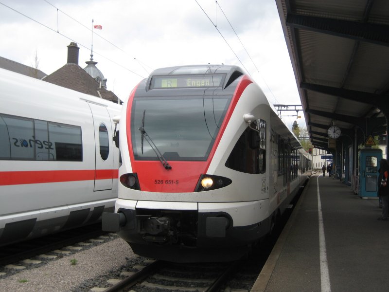 526 651-5 ist soeben in Konstanz eingefahren und wird in wenigen Minuten als SBB79832 nach Engen zurck. (19.04.08)