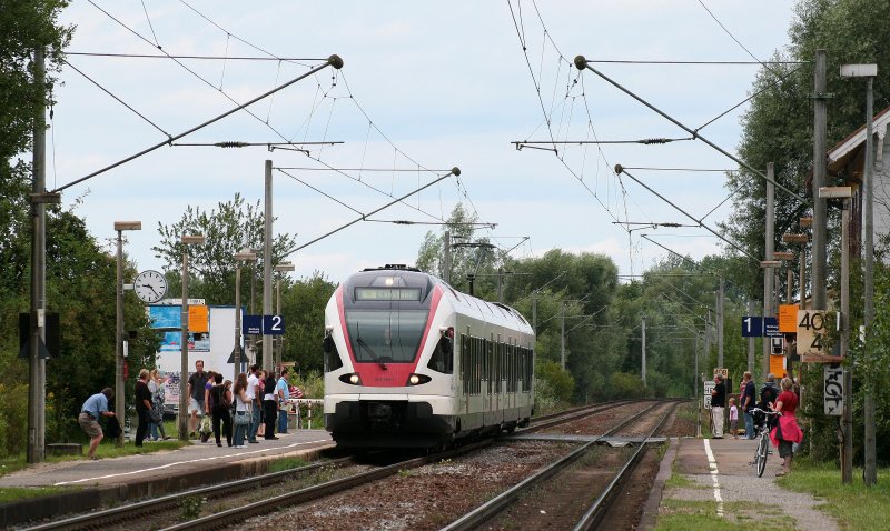 526 653-1 als SBB79827 (Engen-Konstanz) bei der Einfahrt Reichenau(Baden) 30.7.09
