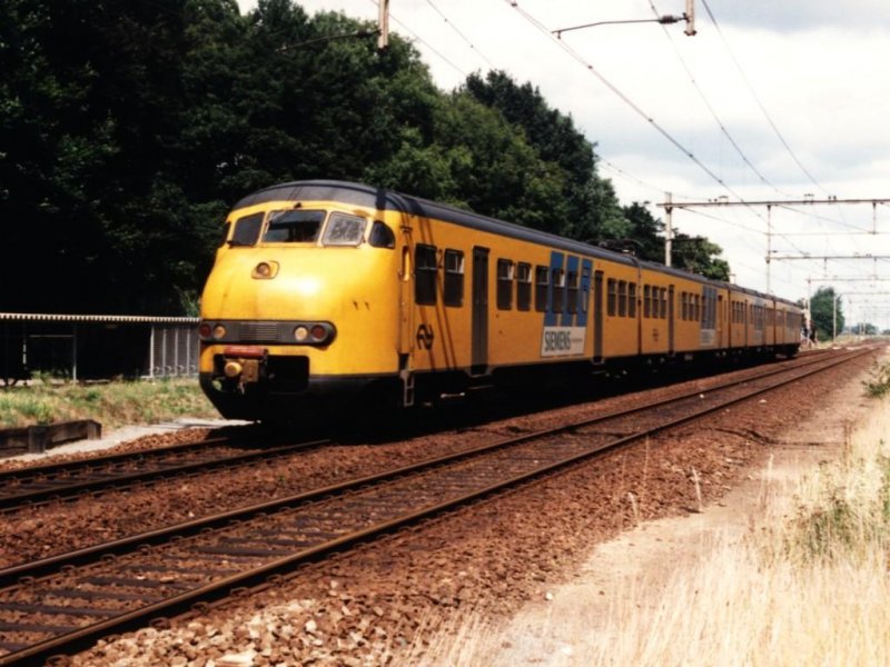 526 mit Regionalzug 3657 Zwolle-Roosendaal in Wijhe am 15-8-1994. Bild und scan: Date Jan de Vries.