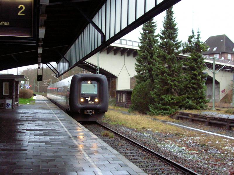 5276 (dnische Gumminase) fhrt als EC HAMBURG-ARHUS in Flensburg ein. Hier erfolgt ein Personalwechsel (Dnischer Lokfhrer).